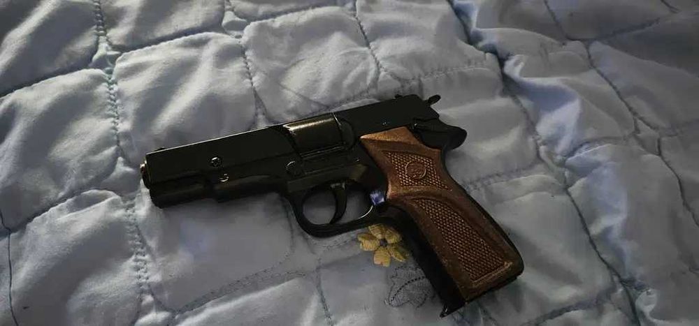 pistol  de jucarie din metal functioneaza cu capse