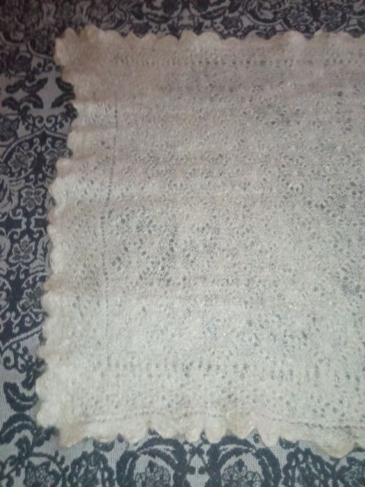 Пуховый платок 75 х 75, вышивка Ришелье