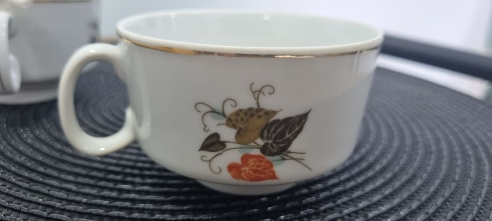 Български порцеланови чинии и чаши