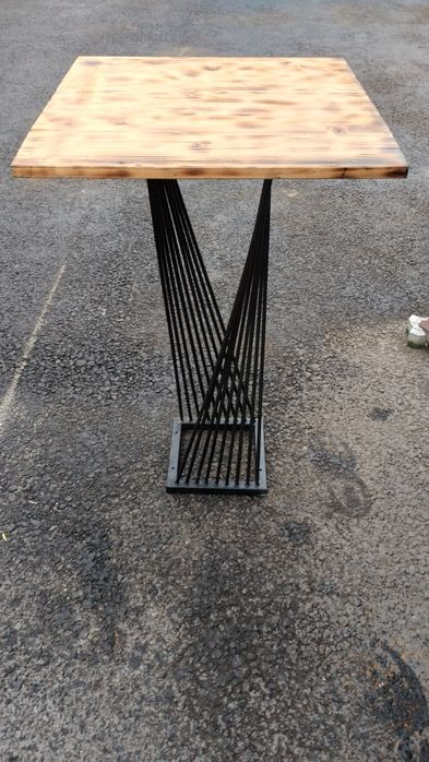 Vând masă bar din fier cu un design deosebit.