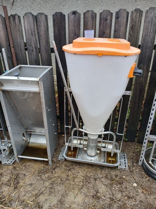 Hranitori porci,boxe fatare Germania