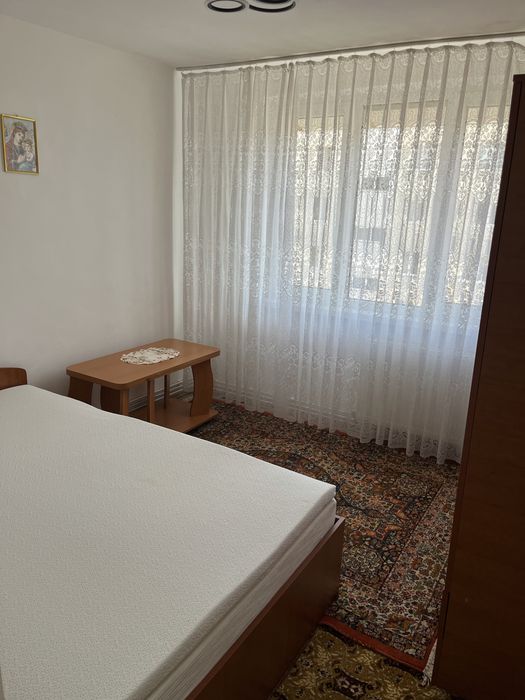 Inchiriez apartament 3 camere