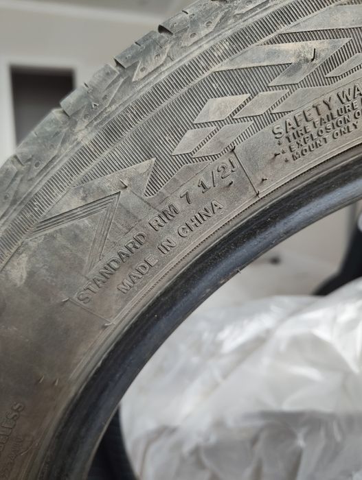 Летние резины 235/50  R19 99V