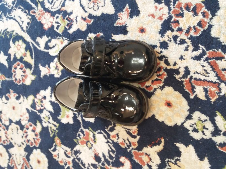 Продается ботинки классика для мальчика