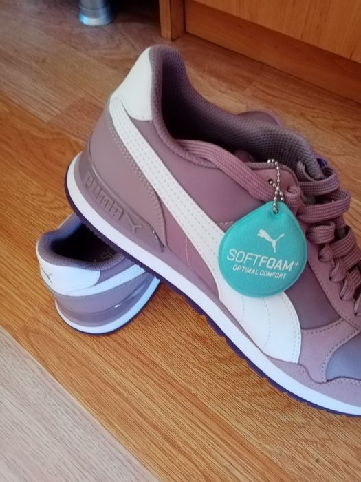 Vând adidași noi aduși de afară.