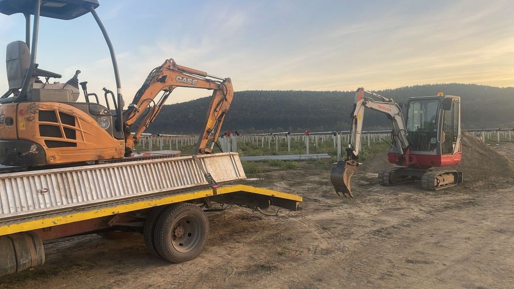 Închiriez mini excavator