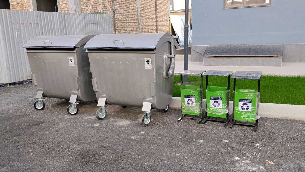 Чиқинди учун баклар темирли.