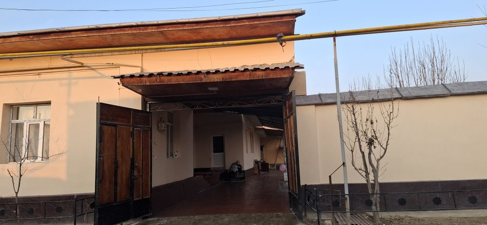 Nazarbek beshqorgon mahallasida  SROCHNIY uchaska sotiladi ozimizani u