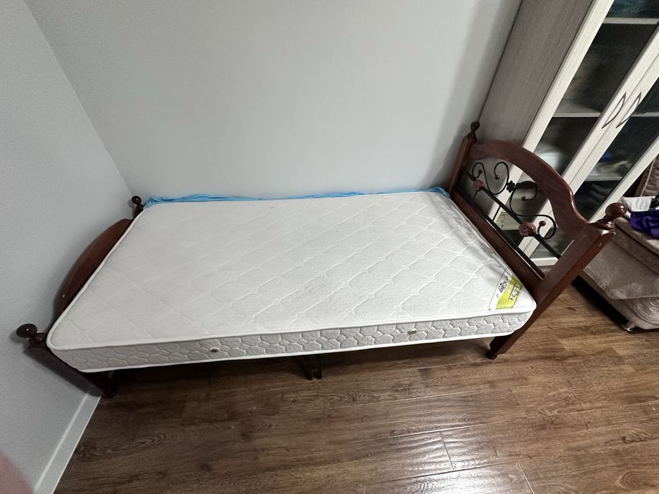 Продам кровать с матрасом