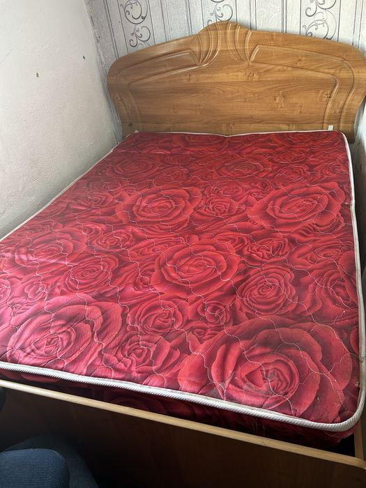 Кровать с матрасом