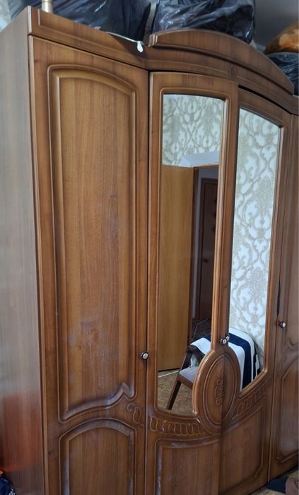 Шифоньер,комод с зеркалом,тумба