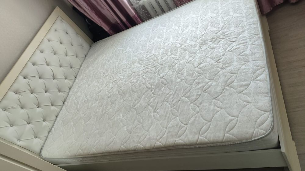 Продам двухспальную кровать и 2 тумбочки. Можно просто кровать. Срочно