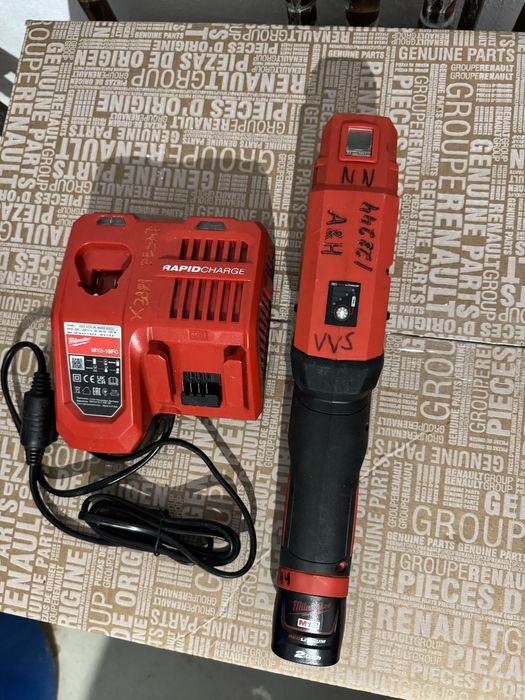 Vând tăietor de țevi inox Milwaukee M12 PCSS pachet complet