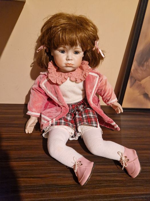 Păpușă de porțelan