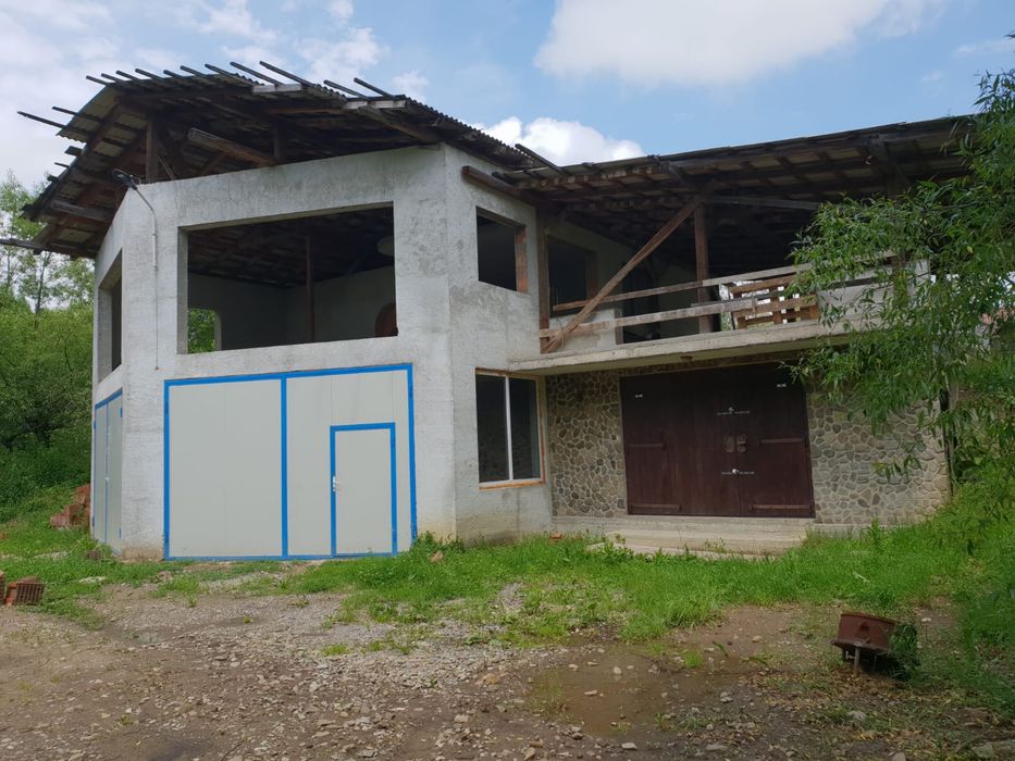Vand casa la rosu