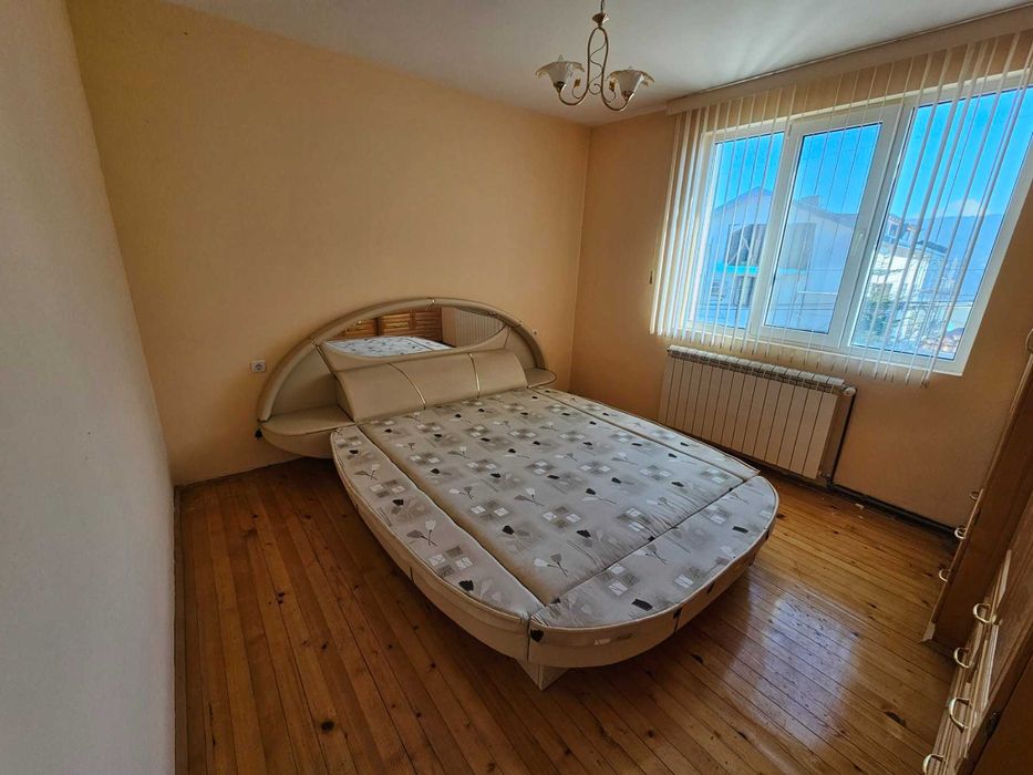 3-етажна къща с басейн и голям двор в квартал Каменица