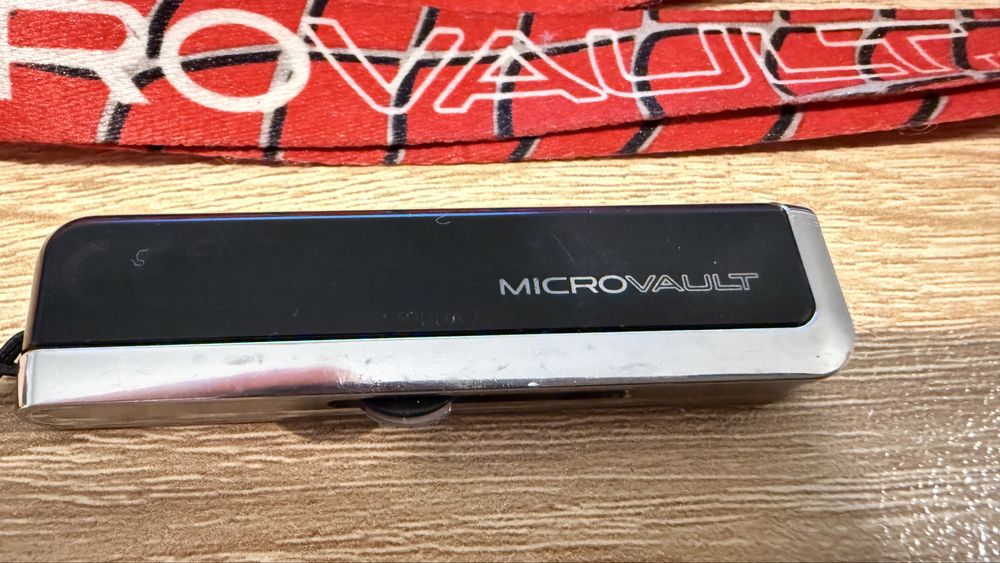 USB флаш памет Sony MicroVault 2 GB Специално издание с лента Marvel