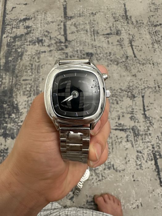 Японские часы со стильным циферблатом