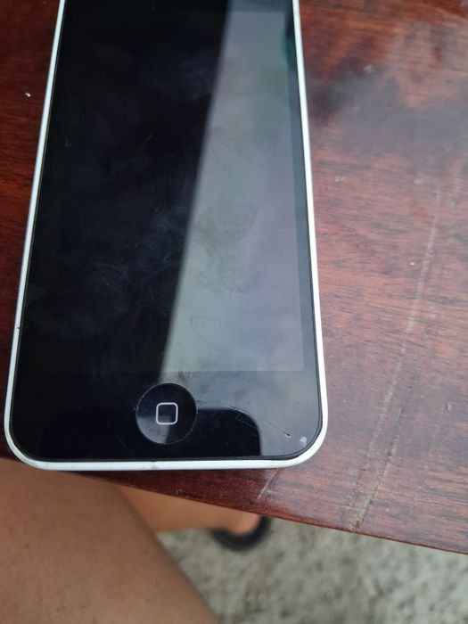 Продавам iPhone 5c
