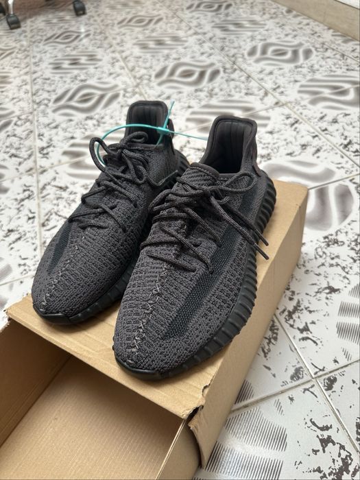 Adidasi yeezy.