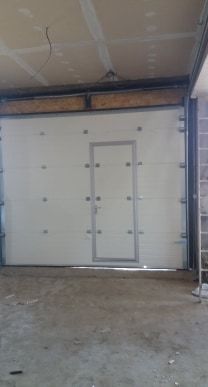 Usi de garaj cu usa pietonala ral 9010