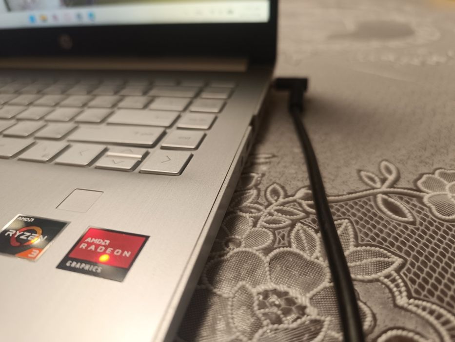 Лаптоп HP 14s (14") / AMD Ryzen 3 3250U / 4GB RAM / Windows 11 Pro