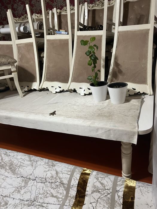 Стол стулья в хорошем состояний