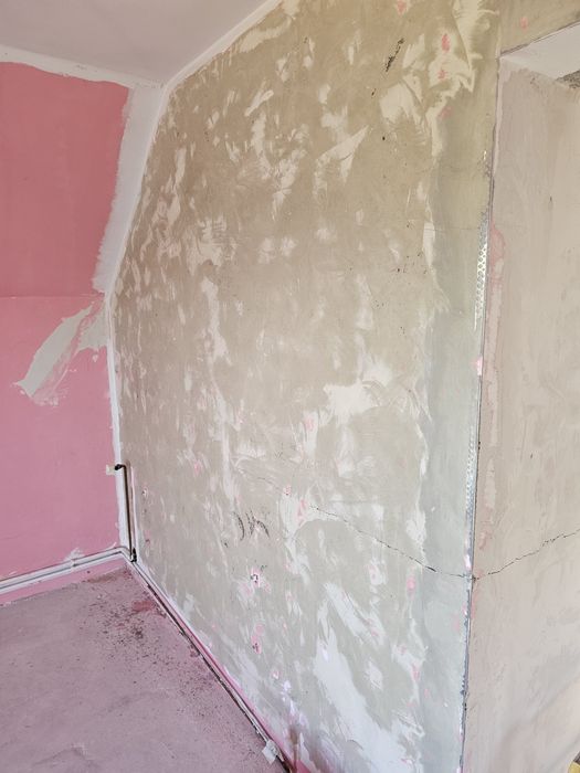 Execut zugrăveli cu pompă airless și finisaje interioare