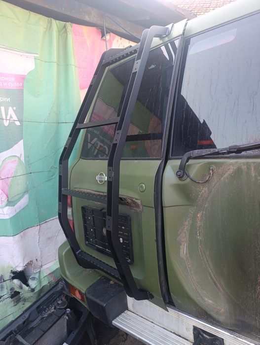 Продавам стълба багажник за Нисан Патрол Y61