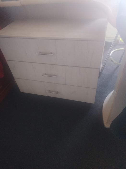 Vând cadru de pat.. Noptieră și comoda.. Luate de aproximativ un an..