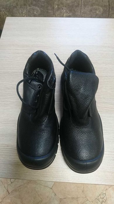 Продавам работни обувки-половинки