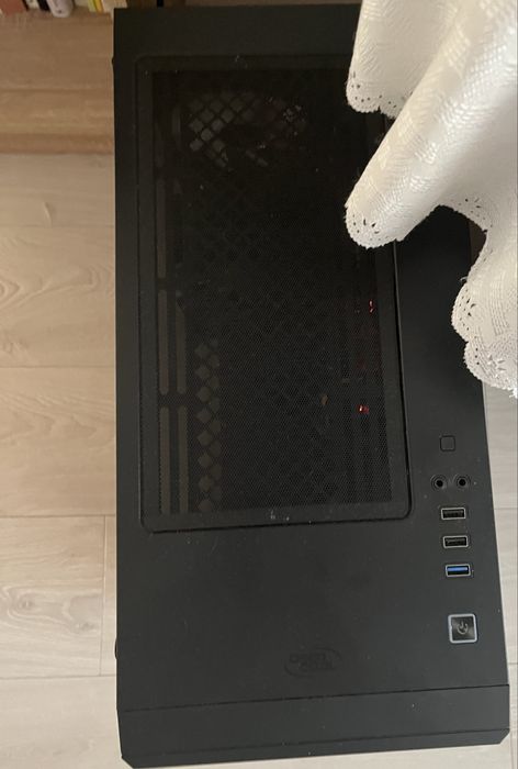 Геймърски компютър с каса на Deep Cool