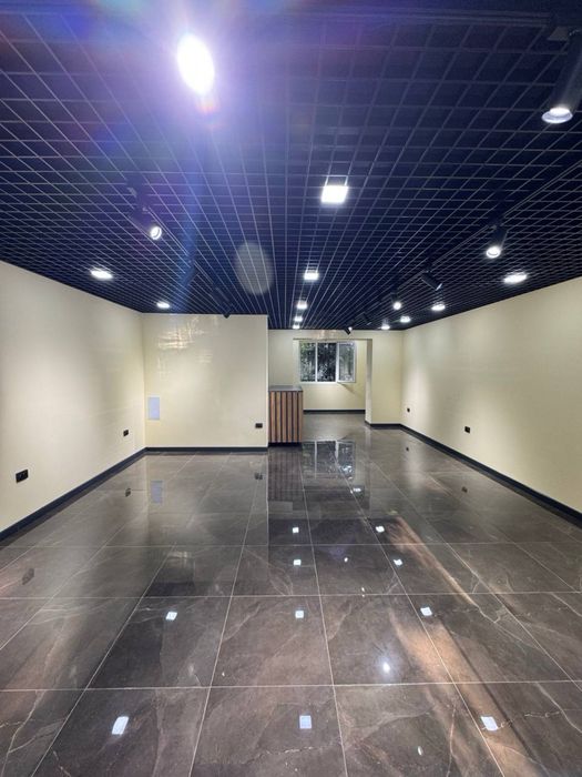 Гидромедцентр/Юнусабад - Продается нежилое помещение вдоль дороги 80м2