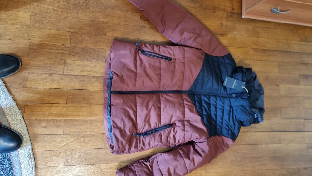 Geaca de poliamidă căptușită pentru iarnă.