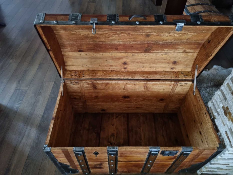 Стар дървен сандък/ракла/скрин