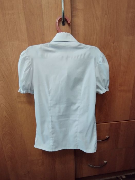 Блузка белая для девочки 6-7 лет.