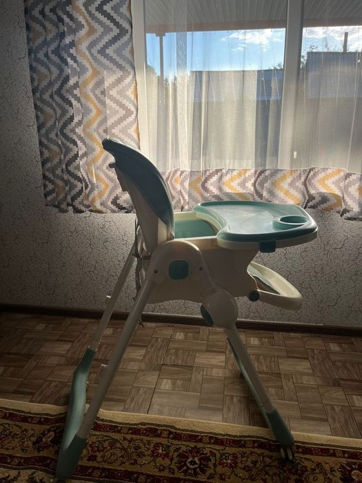 Продам срочно Столик для ребенка