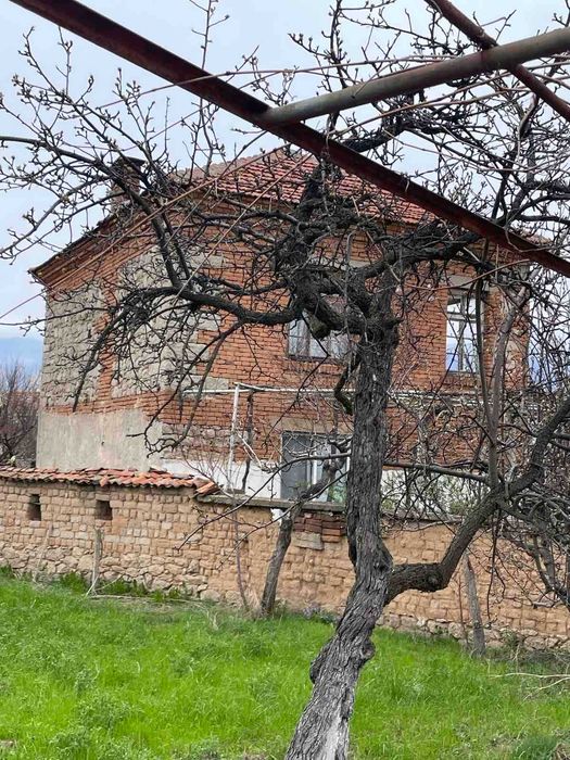 Къща с двор в с.Каравелово