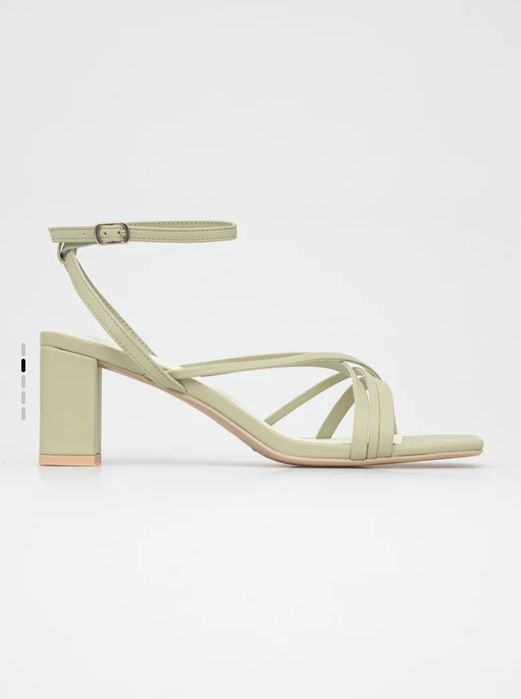 светлозелени сандали