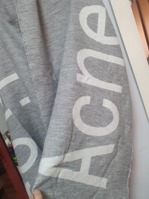 Шалове Acne Studio, Dior.Louis Vuitton,Burberry Tommi Hilfiger