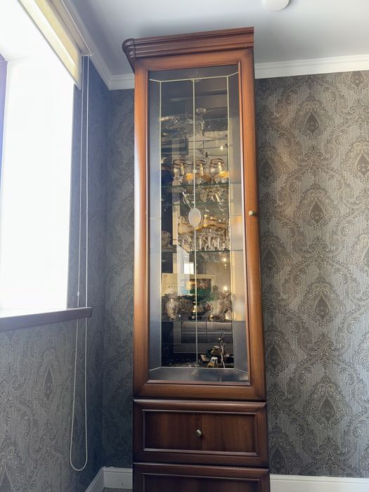 Сервант комод стол со стульями