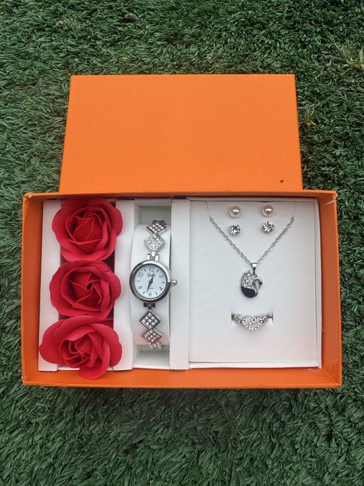 Дамски подсръчен комплект