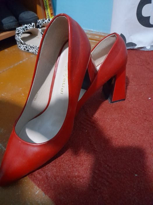 Qizil kuylak holati yaxshi uzun sharfi ham bor tufli  38 razmerda