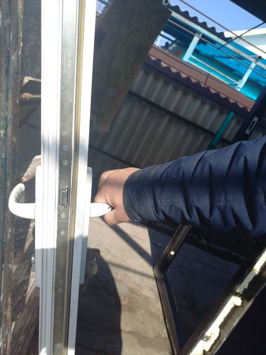 Пластиковая дверь