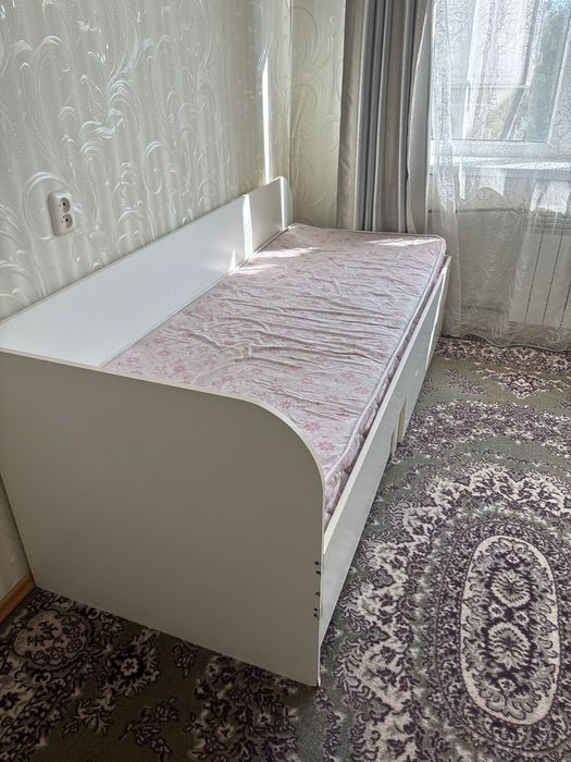 Продам кровать с матрасом