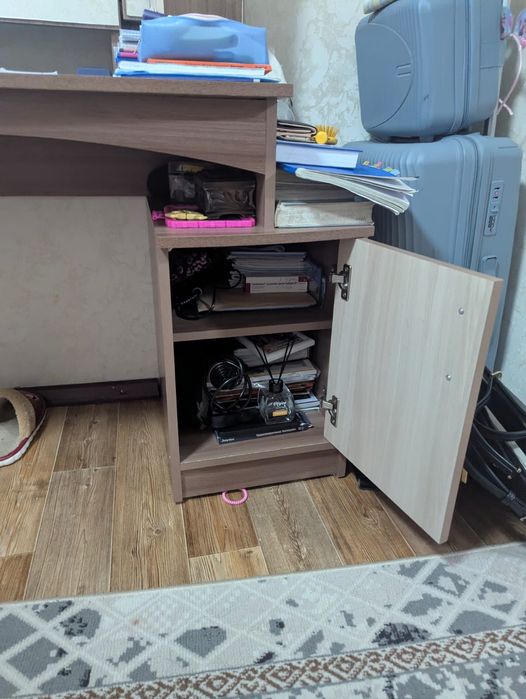 Косметическии стол с зерколом