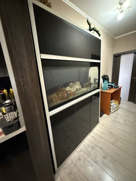 Дизайнерски голям аквариум с шкаф-преграда + техника (готов за ползван