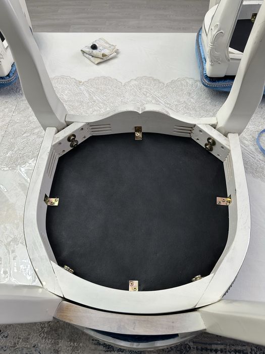 Стулья с декоротивными коронами