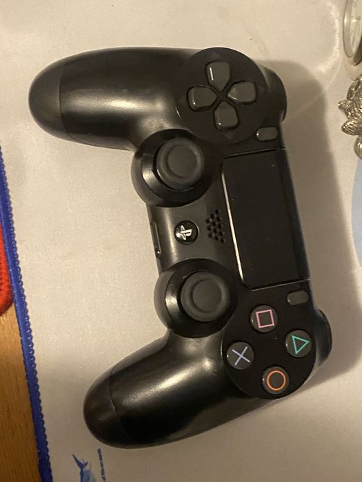 Ps 4 pro, cu doua joystickuri si 2 jocuri si un joc digital