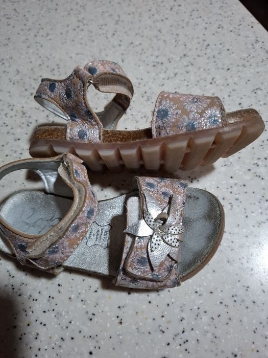 Продаются сандалии на девочку 24 разм.